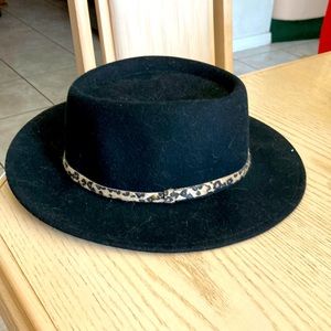 Lovely woman’s black hat from Nine West. 100% wool. Made in Sri Lanka.